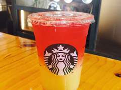 그라데이션이 아름다운 음료