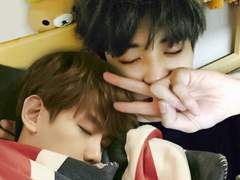 찬백 침대 셀카 합성