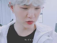 내 목덜미에 네 야윈 허리를 맞춰볼 때도