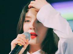 갑자기 누구도 파리해 보이지 않는다.*