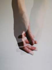 [옴] 손을 잡고 자면