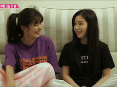 옆에서 자줄까요.