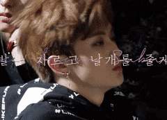 새들은 하늘로 높이 날면서