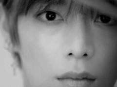 사탕에 그인 금을 혀로 넓히며