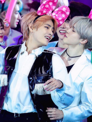 가면속의 어떤 것