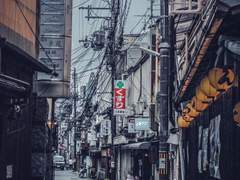 구태여 숨기지 않는다