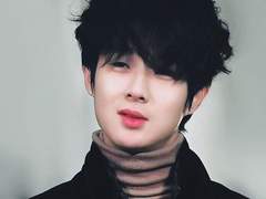 자신이 기다린 수많은 밤을 생각한다