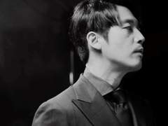 어린 개처럼 시간의 손바닥을 핥는다