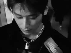 네 추락을 낙화로 기억하는 일