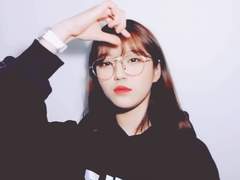 별이 길고 꽃이 져서 손끝이 자주 곱던 그때, 그대와 그때는 꼭 애매하고 물큰하게 발음해야 한다며 웃던 그 시절