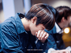 너를 바다에 던지고 네 이름을 파도로 지운다