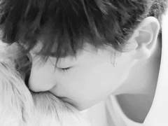 누구에게도 보내지 않을 편지를 쓰고 또 쓰는 밤