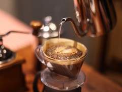 커피 향이 스며든 그 겨울의 고흐