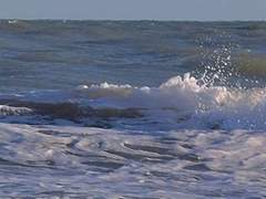 돌과 하얀 바다