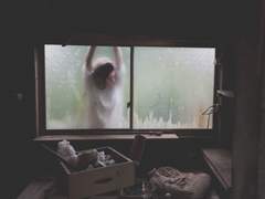 위장된 사랑에 속아 넘어간 불쌍한 여자 역할