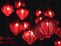 붉은 등불이 타오르는 밤