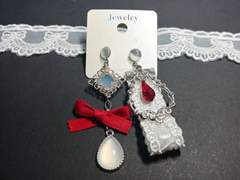 정하얀 모티브 귀걸이