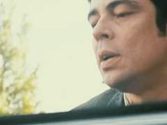 바는 시끄러웠고, 조명은 어둡고, 우리는 충분히 구석진 자리에 있었다.