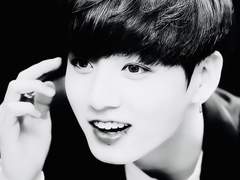 악보 위에 독자를 죽인 시인의 눈은 짙어질 수 없을 것만 같았다.