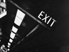 이거 저 대신 의장님한테 좀 전해주세요.