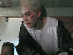 익은 깡통과 녹슨 복숭아