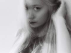 우린 여전히 노을을 흘리고 닦는구나