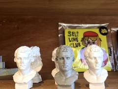 날개를 가지고도 날지 못하는 건 펭귄 뿐 만 아니라