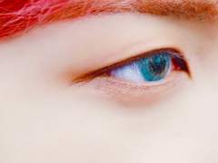 비늘이 흘러내리고 날카로운 그것이