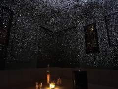 [레뷰스타] 방 안에 밤하늘이 내려오고