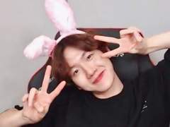 토끼 인형 탈을 쓴 그 남자