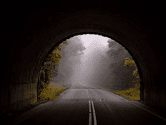 터널을 지나가는 중