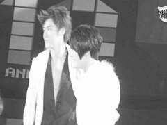 오랜만에 동방신기 주문 직캠을 봤는데