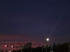 끝을 알리는 노란 달 하나