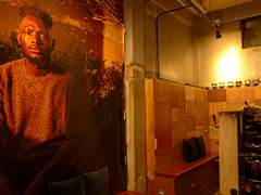 흐린 도시의 쓸쓸함을 담은 카페 '을지로 4F'