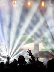 전쟁 속에서도 사랑은 피어난다.