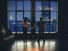 벽에 가로막힌 우리는 .