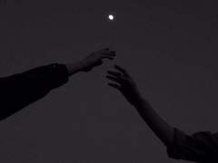 시간이 우리를 놓아주지 않고 있는 걸까