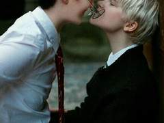 그 집의 천장은 낮았다.