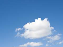 푸른 하늘에 떠 있는 구름을 봤어