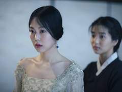 오래된 흉터와 신선한 분홍색 상처