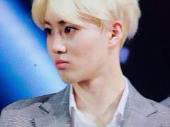 그는 한 입 거리뿐이라고