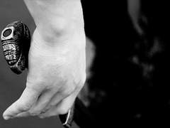 부러진 검, 무너진 맹세.