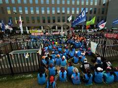 한겨울 노숙 농성보다 괴로운 건 ‘노동자 갈라치기’ / 나랑