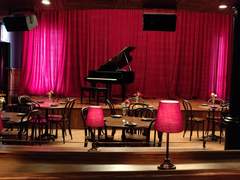 춤이 아닌 춤을 추는 곳