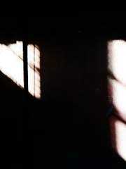 철창 아래 희미한 빛은 그대에게 닿으리