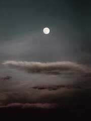 황혼에서 달이 뜰 때까지