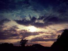 푸른 하늘에 노을이 지고 별이 수놓여진 들판에는 황혼이 드리웠다