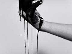 바다는 붉게 물들고