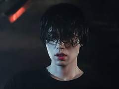 키스는 얼굴의 불안을 심장으로 옮긴다.