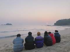 우리 새벽녘 어스름을 두르고 가자